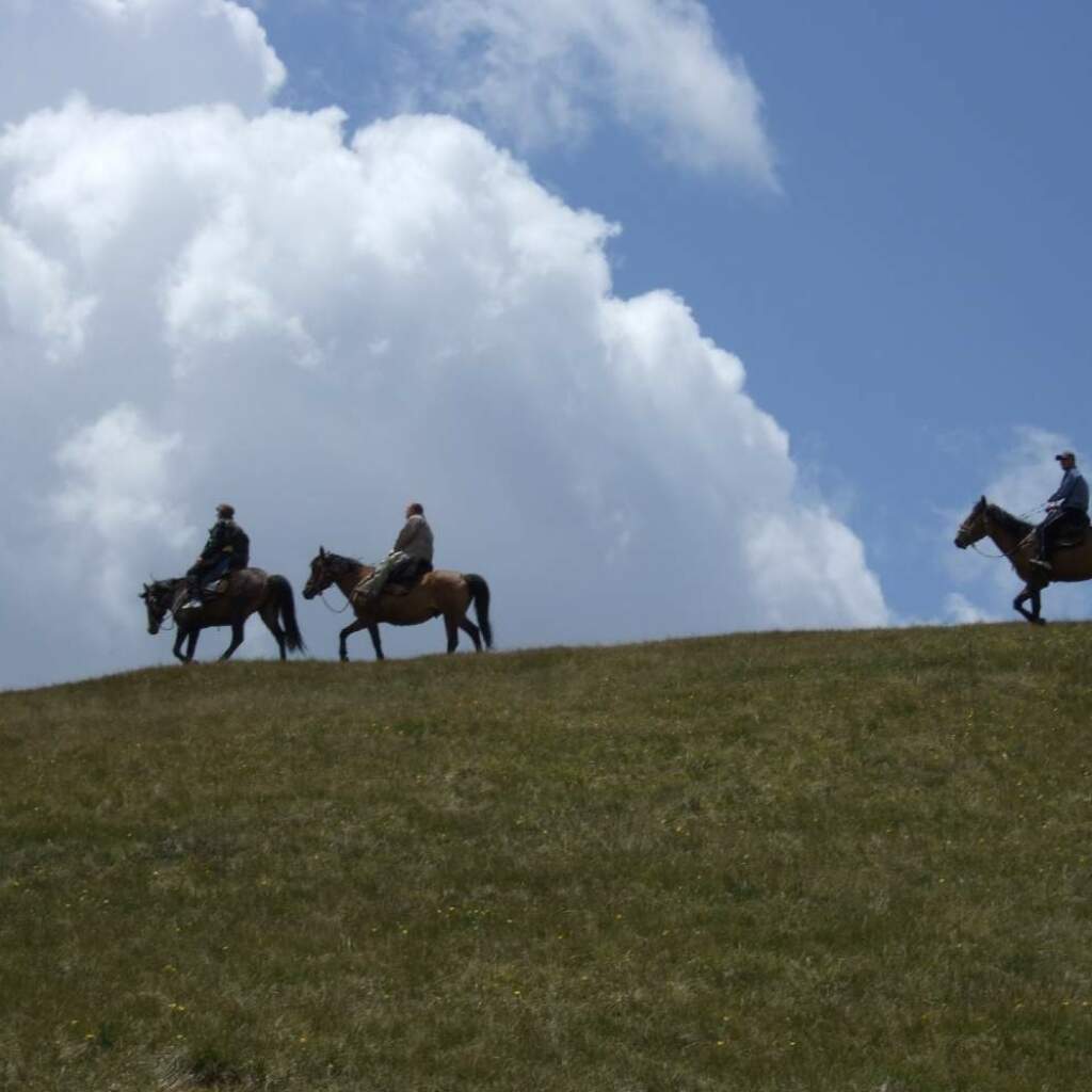 Motorradreisen Kirgistan, Reiten mit Pferden durch wunderschöne Landschaft
